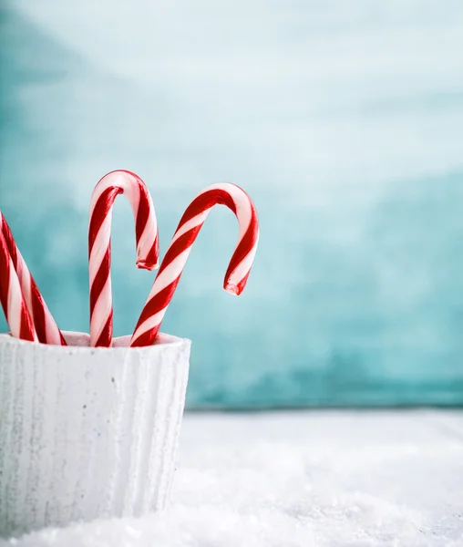 Riet van het suikergoed op sneeuw — Stockfoto