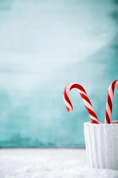 Candy cane on snow — Stock Photo, Image