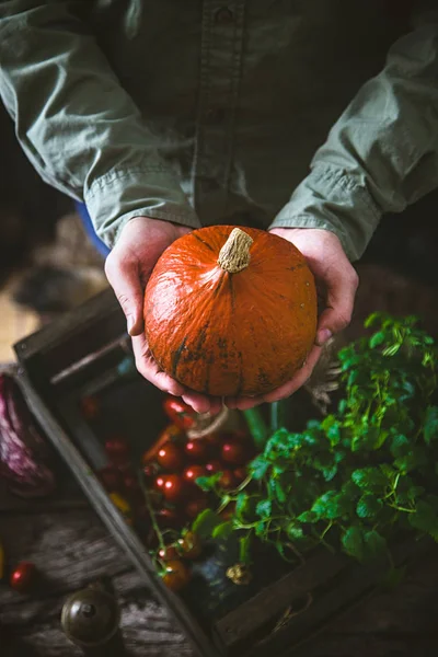 Produtos hortícolas orgânicos sobre madeira — Fotografia de Stock