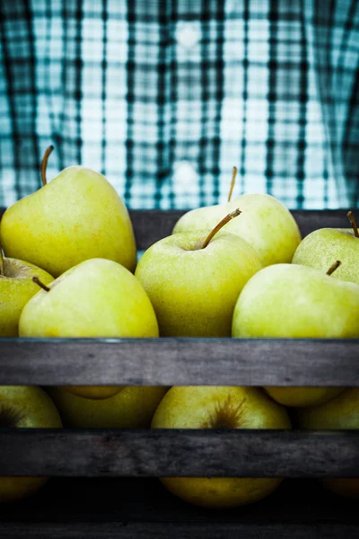 Фермер с яблоками — стоковое фото