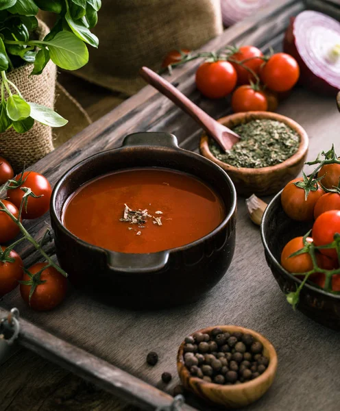 Sopa de tomate em madeira — Fotografia de Stock