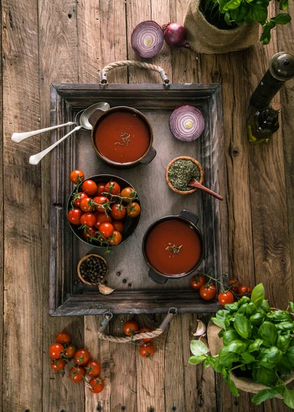 Tomatensuppe auf Holz — Stockfoto