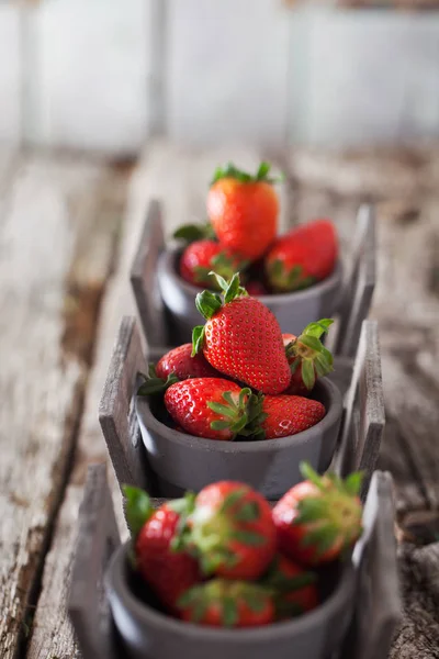 Erdbeeren auf Holz — Stockfoto