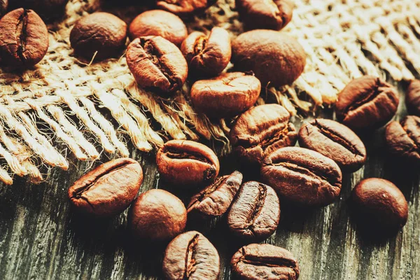 Kaffeebohnen auf Holz — Stockfoto