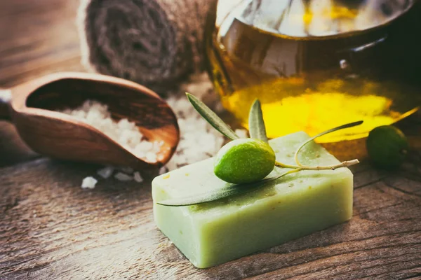 Natürliche Wellness-Umgebung mit Olivenöl. — Stockfoto