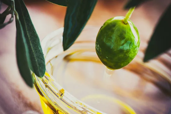 Olio d'oliva con olive fresche — Foto Stock