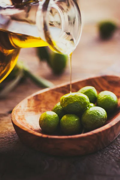 Olivenöl mit frischen Oliven — Stockfoto