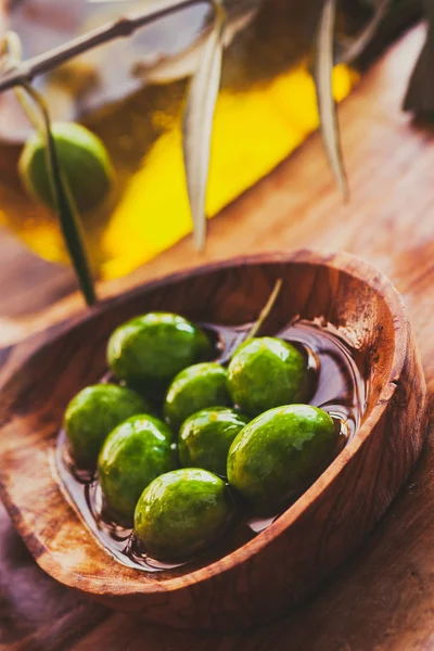 Olio d'oliva con olive fresche — Foto Stock