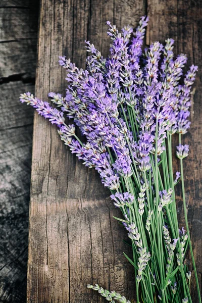 Verse lavendel op hout — Stockfoto