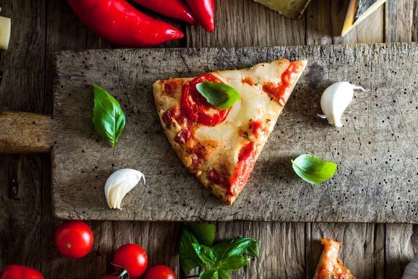 Пицца на дереве с ингредиентами — стоковое фото