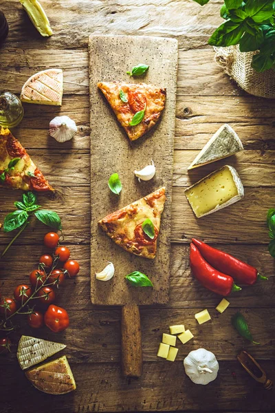 Pizza na drewno ze składników — Zdjęcie stockowe