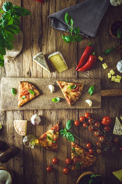 Pizza em madeira com ingredientes — Fotografia de Stock