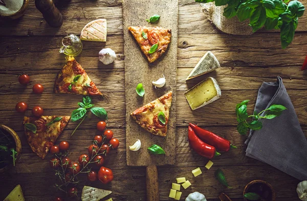 Pizza na drewno ze składników — Zdjęcie stockowe