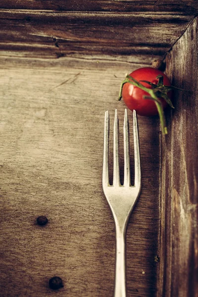 Gabel und Tomate — Stockfoto