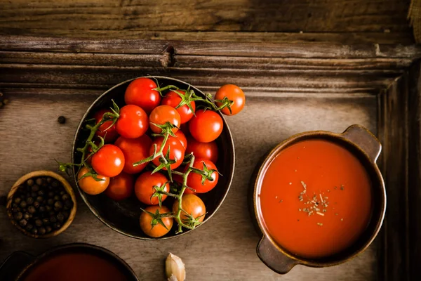 Sopa de tomate sobre madera — Foto de Stock