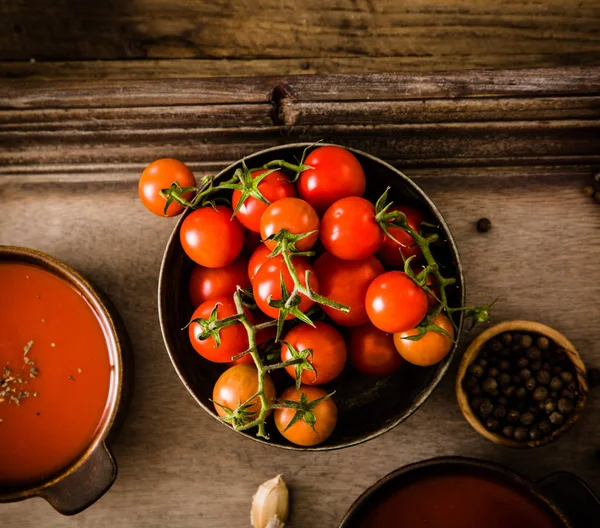 Tomatsoppa på trä — Stockfoto