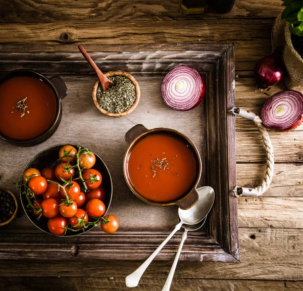 Sopa de tomate em madeira — Fotografia de Stock