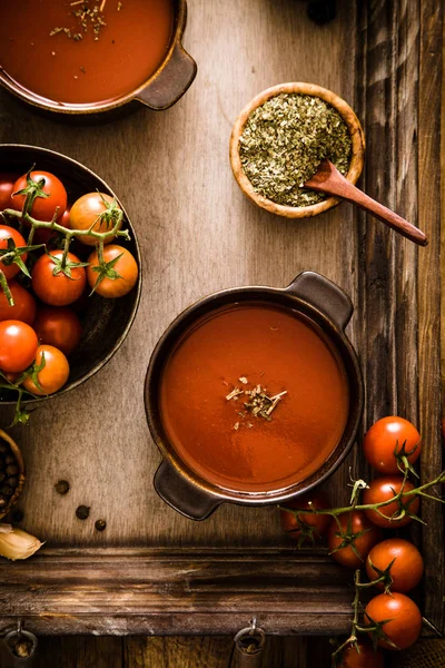 Soupe de tomates sur bois — Photo
