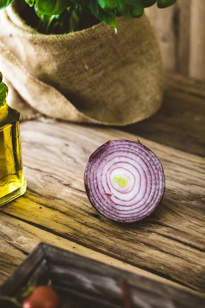 Cebolla sobre madera — Foto de Stock