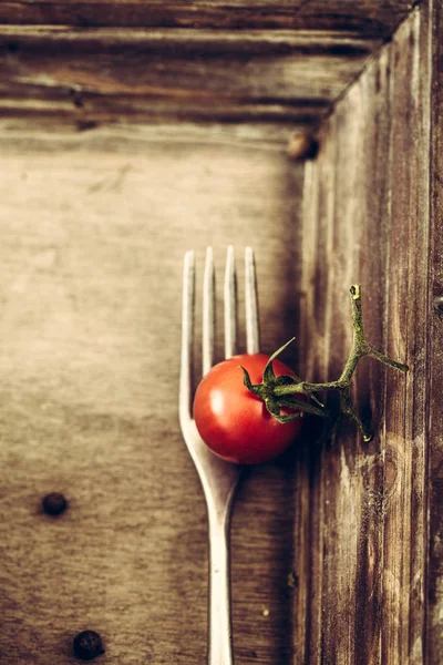 Вилка и помидор — стоковое фото