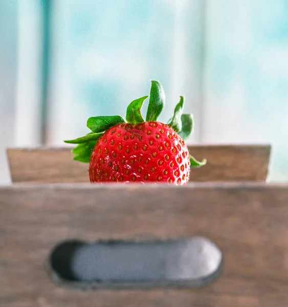 Erdbeeren auf Holz — Stockfoto