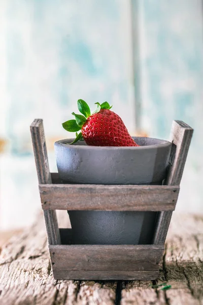 Erdbeeren auf Holz — Stockfoto