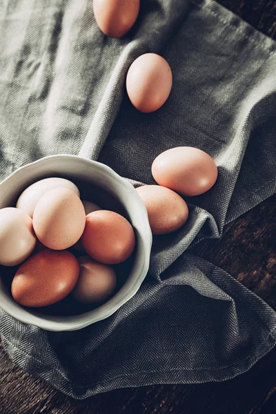 Huevos en madera — Foto de Stock