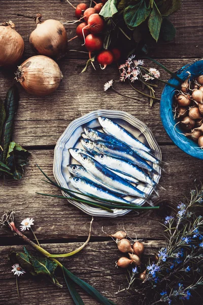 Čerstvé sardinky na dřevo — Stock fotografie