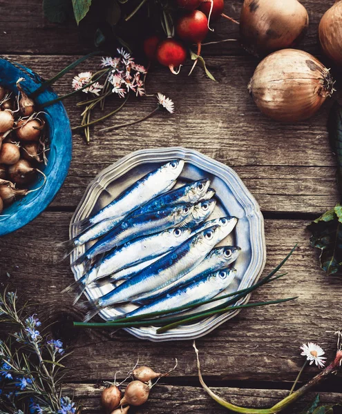 Sardinhas frescas em madeira — Fotografia de Stock