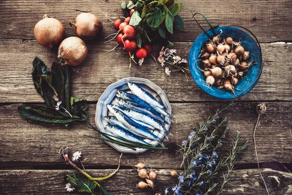 Čerstvé sardinky na dřevo — Stock fotografie