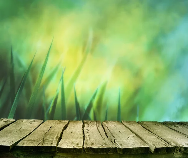 Трава со столом — стоковое фото