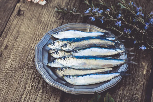 Peixe mediterrânico em prato — Fotografia de Stock