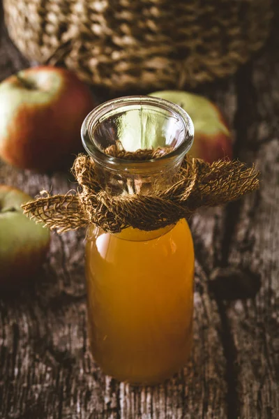 Vinagre de manzana sobre madera — Foto de Stock