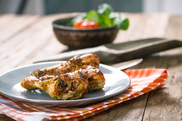 Cosce di pollo sul piatto — Foto Stock