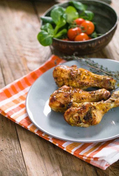 Cosce di pollo sul piatto — Foto Stock