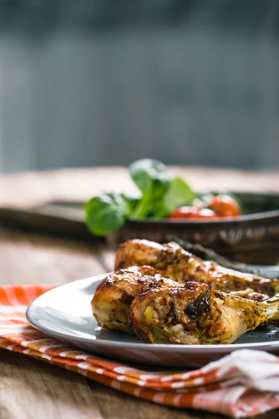 Cosce di pollo sul piatto — Foto Stock