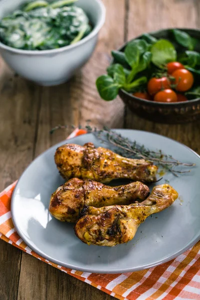 Patas de pollo en el plato — Foto de Stock