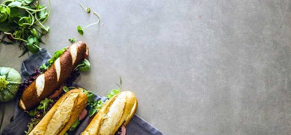 Deli sandwich with vegetables — Stock Photo, Image