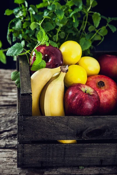 Produtos hortícolas orgânicos sobre madeira — Fotografia de Stock