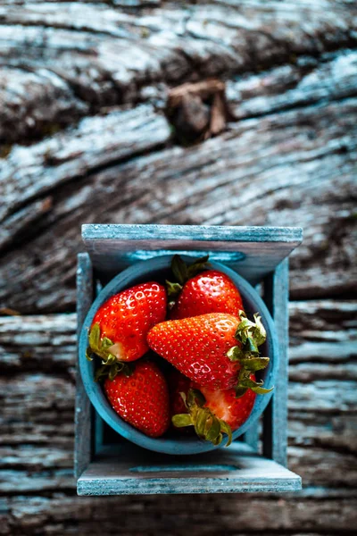 Erdbeeren auf Holz — Stockfoto