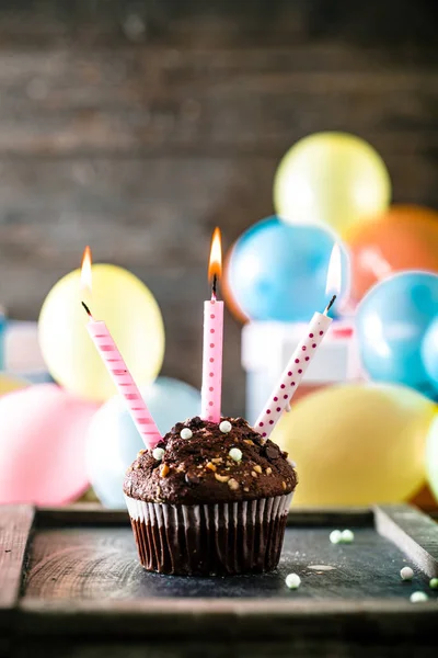 Objetos de aniversário em madeira — Fotografia de Stock