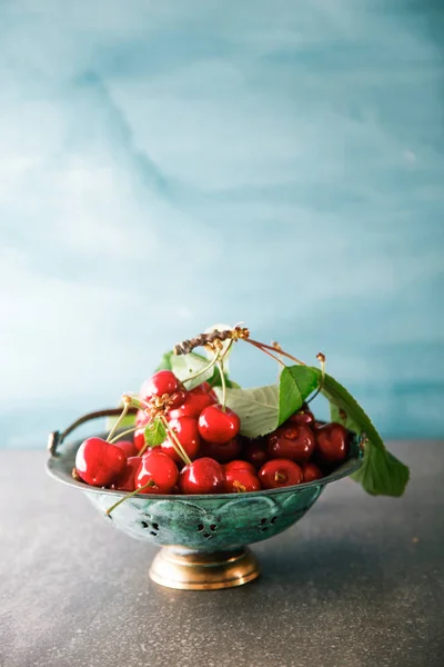 Cerejas frescas em madeira — Fotografia de Stock