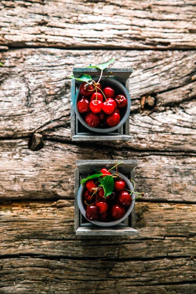 Cerejas frescas em madeira — Fotografia de Stock