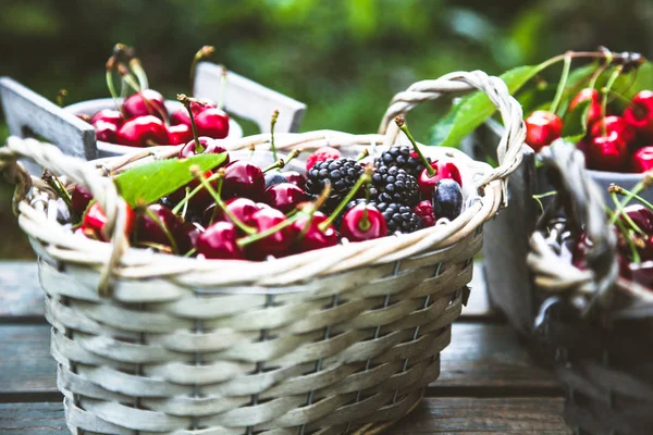 Fruits de forêt frais sur bois — Photo