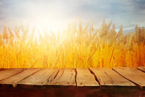 Weizenfeld im Sommer mit Tisch — Stockfoto