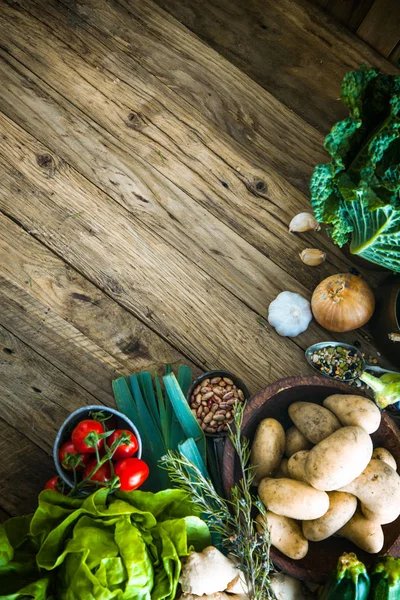 Legumes em madeira — Fotografia de Stock