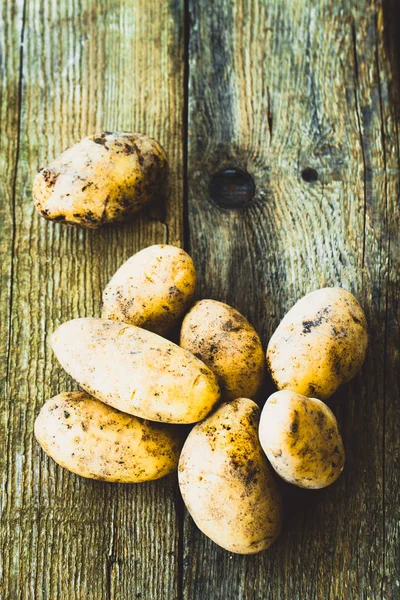 Potatis på trä — Stockfoto