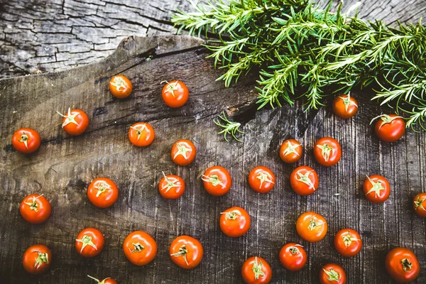 Čerstvá rajčata na dřevo — Stock fotografie