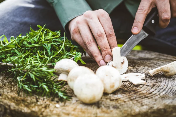 木の上に食べ物を準備します。 — ストック写真