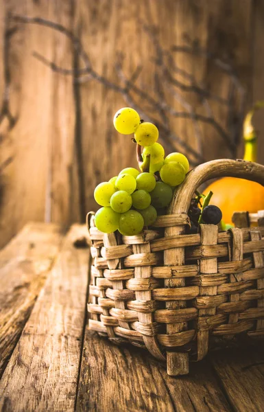 Uvas frescas sobre madera — Foto de Stock